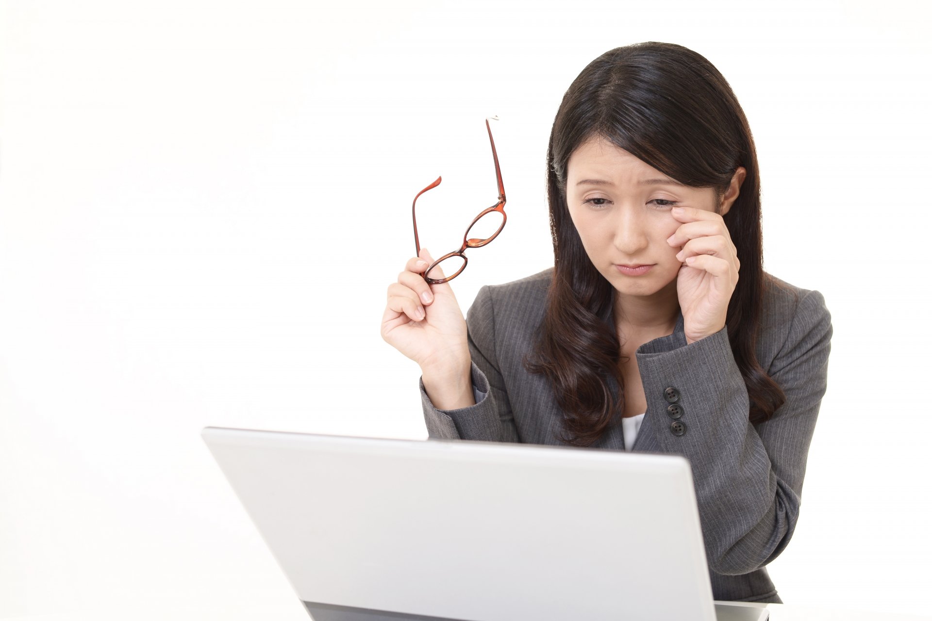 費用が賄えないため自社でサジェスト対策を任されて困っている仏壇会社社員のイメージ