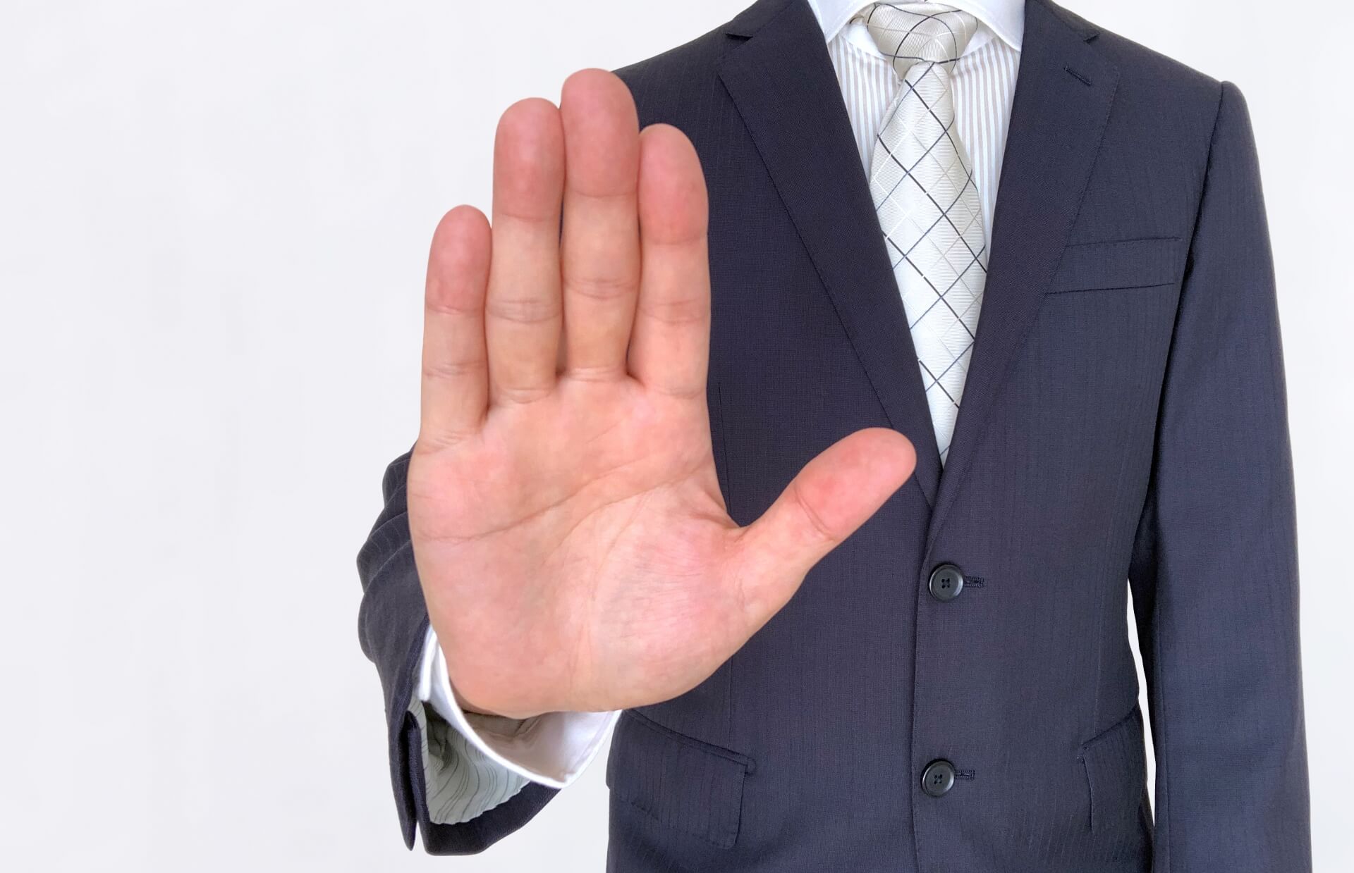 リスティング広告の商標使用制限を促す葬儀社男性のイメージ画像