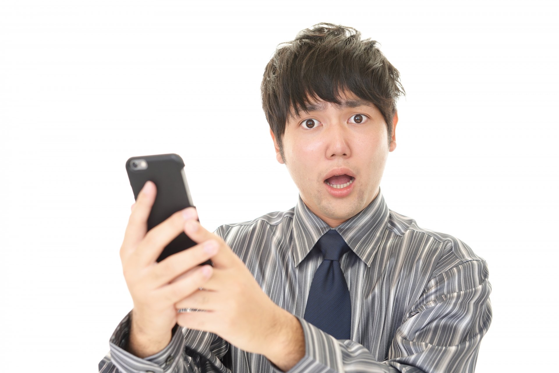 他の葬儀関連業社のリスティング広告に自社屋号や社名・サービス名が使用されているのをプライベートで発見した葬儀社社員のイメージ