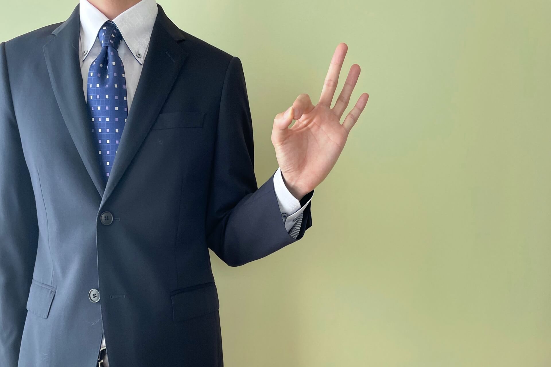 メリットを示す葬儀社男性社員の手
