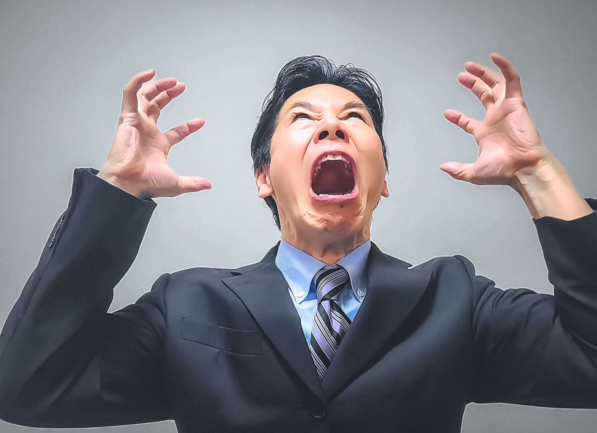 商標権を知らずに不正出稿をしてしまいショックを受ける葬儀社社員