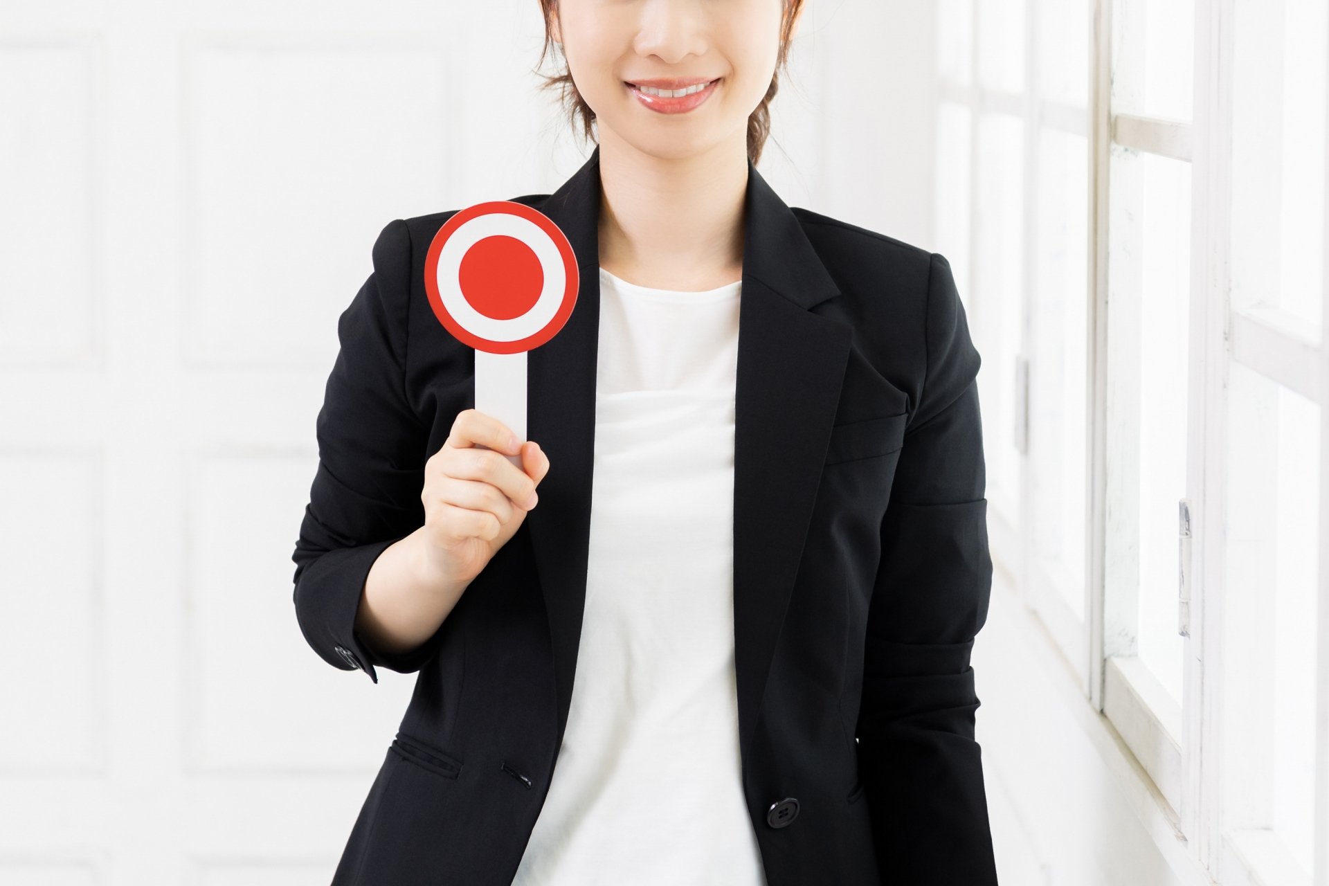 相手の葬儀社に商標キーワードの使用許可をもらうのが正解とする女性のイメージ画像