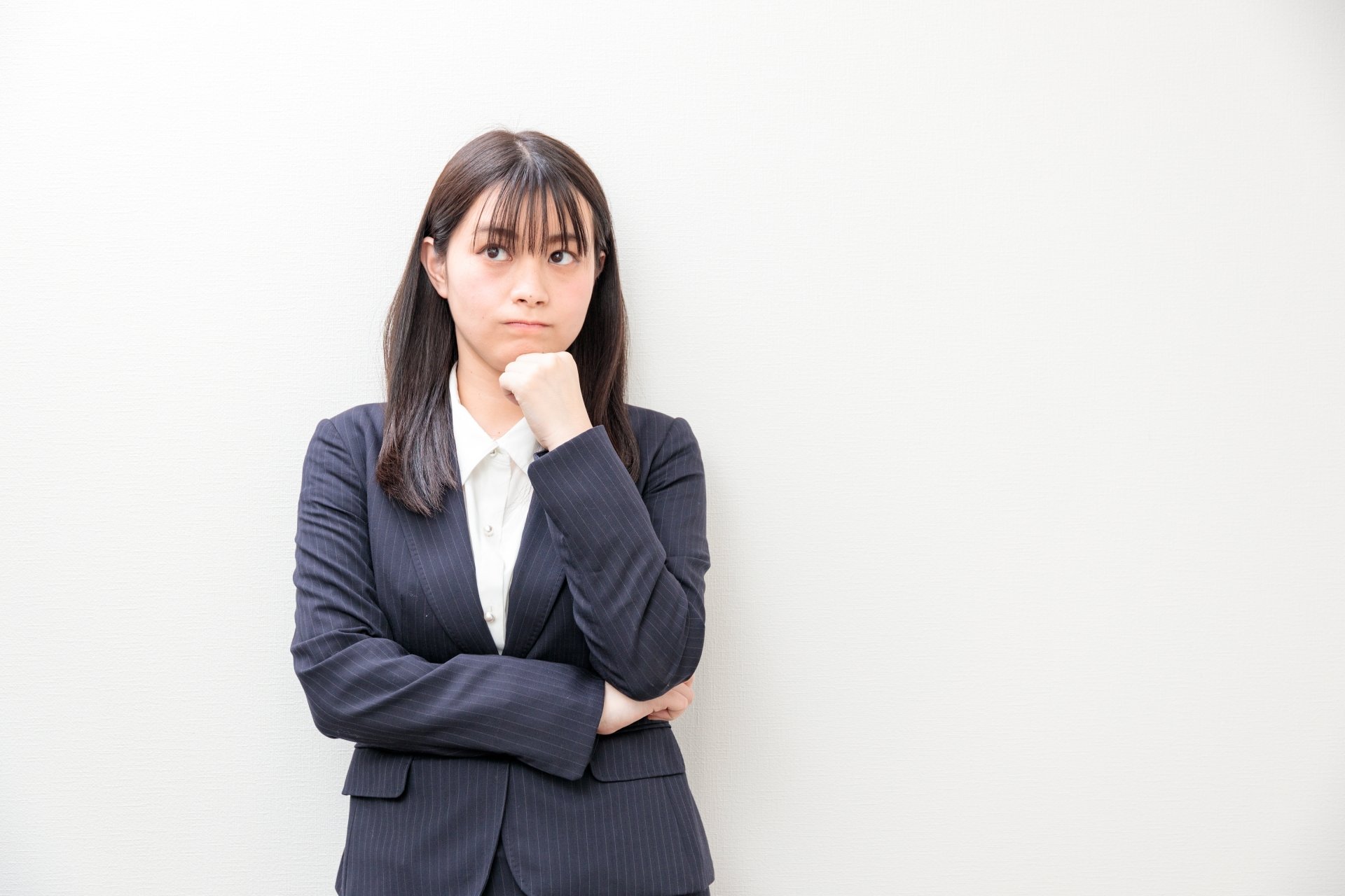オウンドメディアの必要性を考える葬儀社社員のイメージ