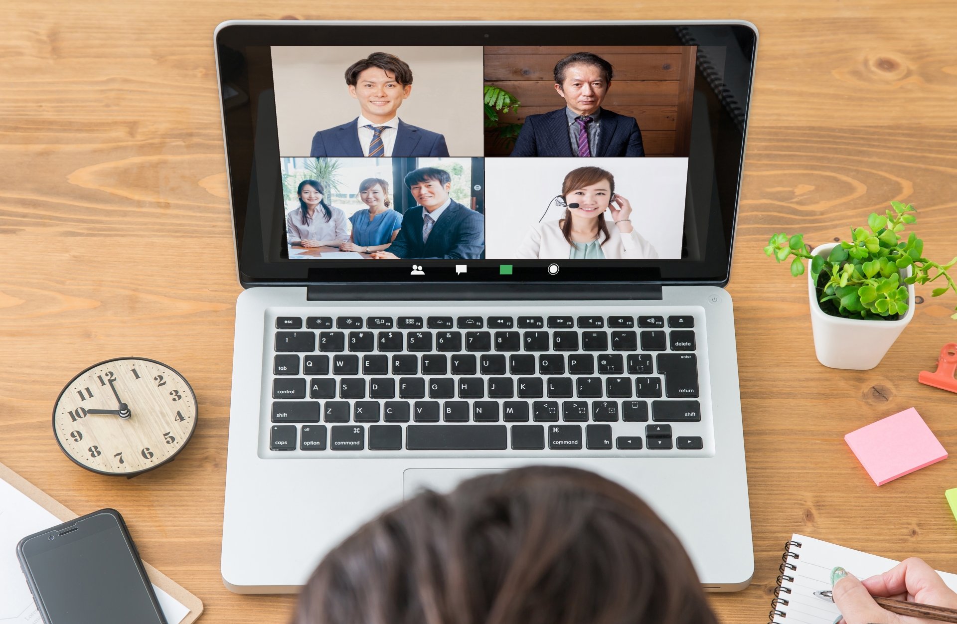 上司や供花を提供する花屋さん、Web制作会社と会議する葬儀社スタッフのイメージ画像
