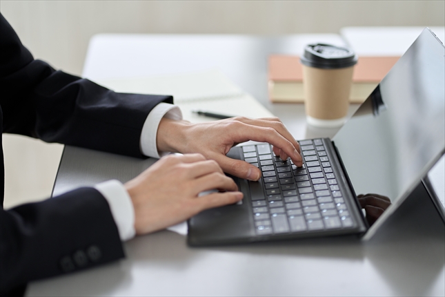 チャットワークを業務に取り入れる葬儀社社長の手