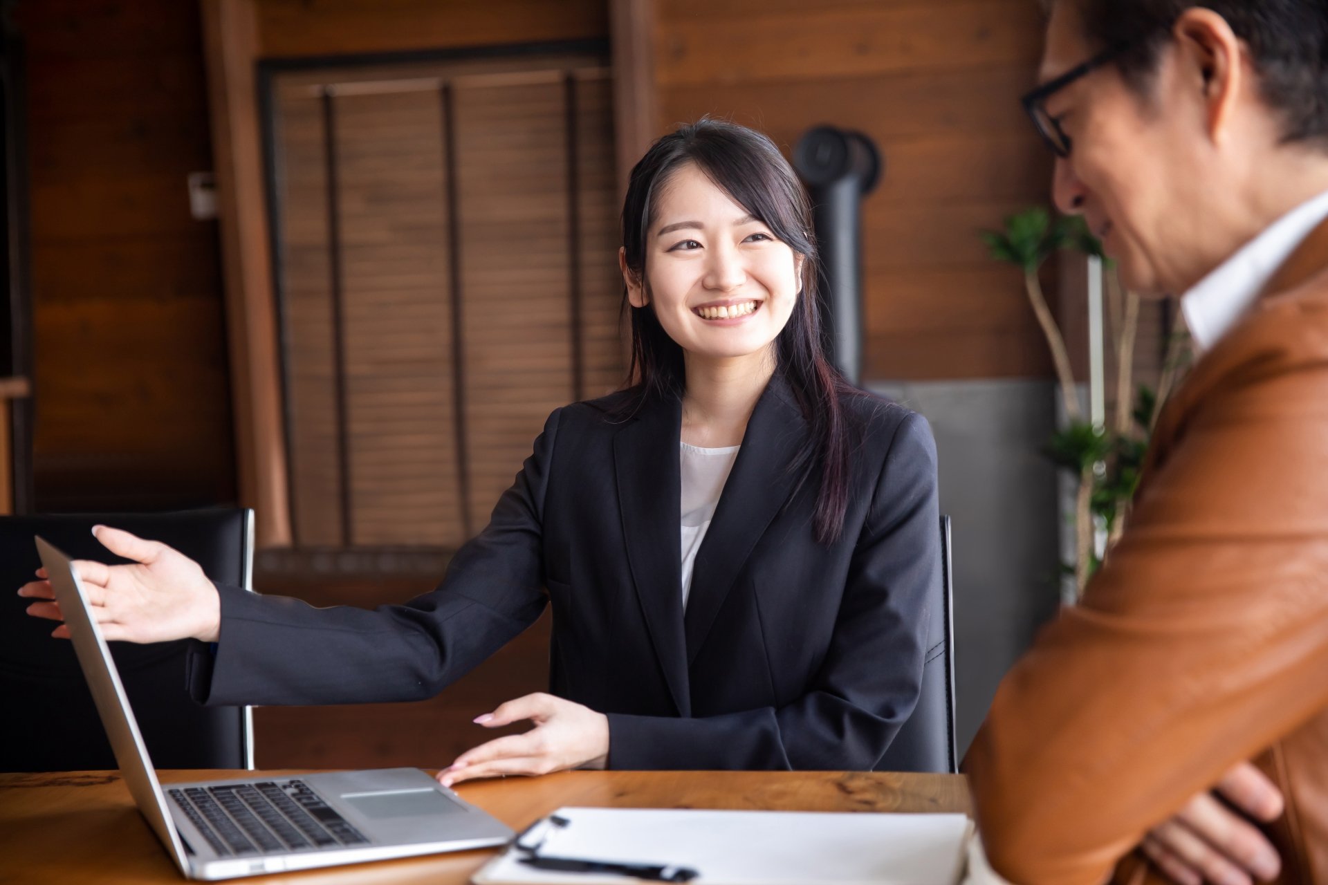 制作会社にオウンドメディア制作を依頼する葬儀社幹部