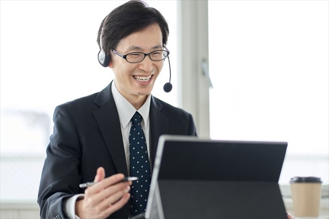 チャットワークを上手に活用して業務に当たる葬儀社幹部のイメージ画像
