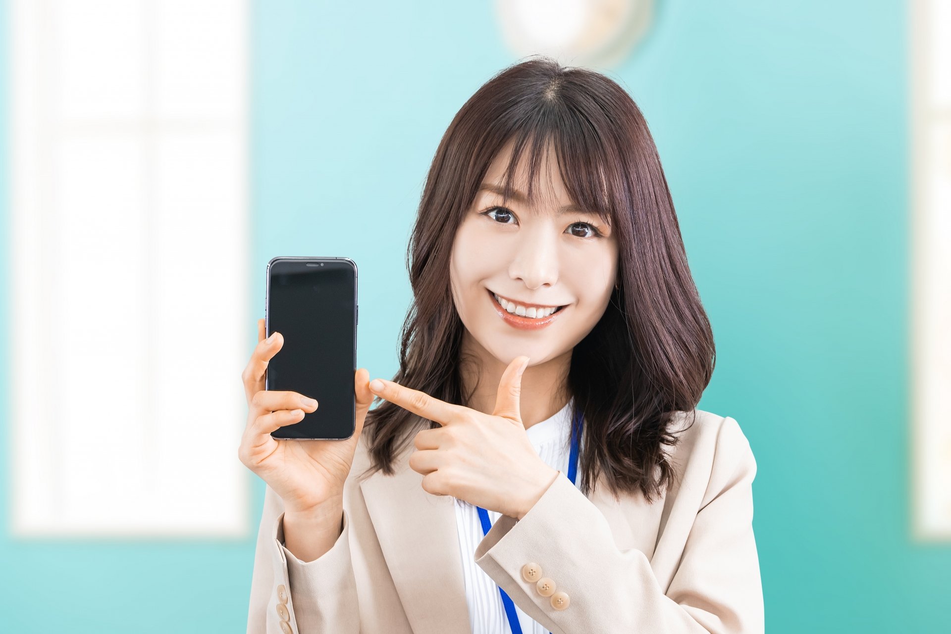 葬儀社にチャットワーク使用をすすめる女性