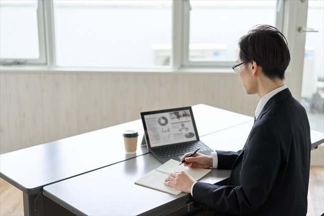 社内のメンバーと葬儀時のスケジュール調整を行う葬儀社幹部のイメージ画像