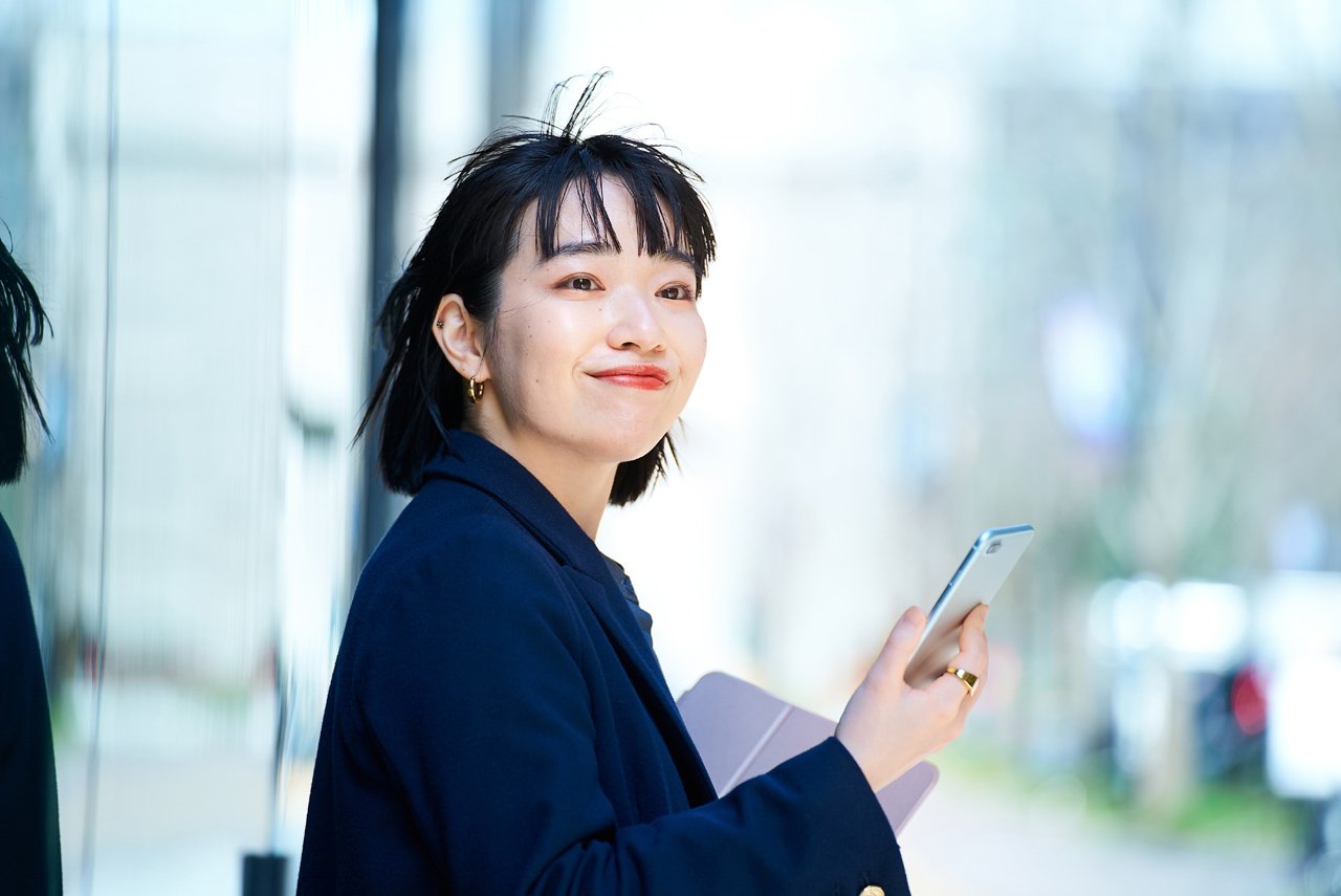 Googleドキュメントを外でスマホからアクセスする葬儀社の若手職員