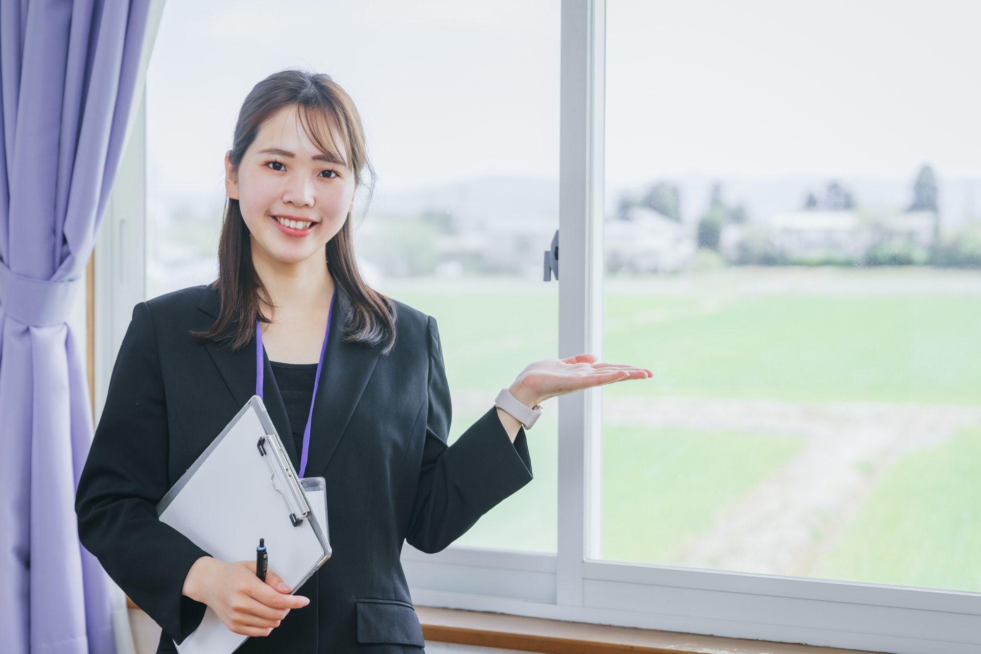 Googleスプレッドシートで空室を管理する物件を案内する不動産業界の女性のイメージ