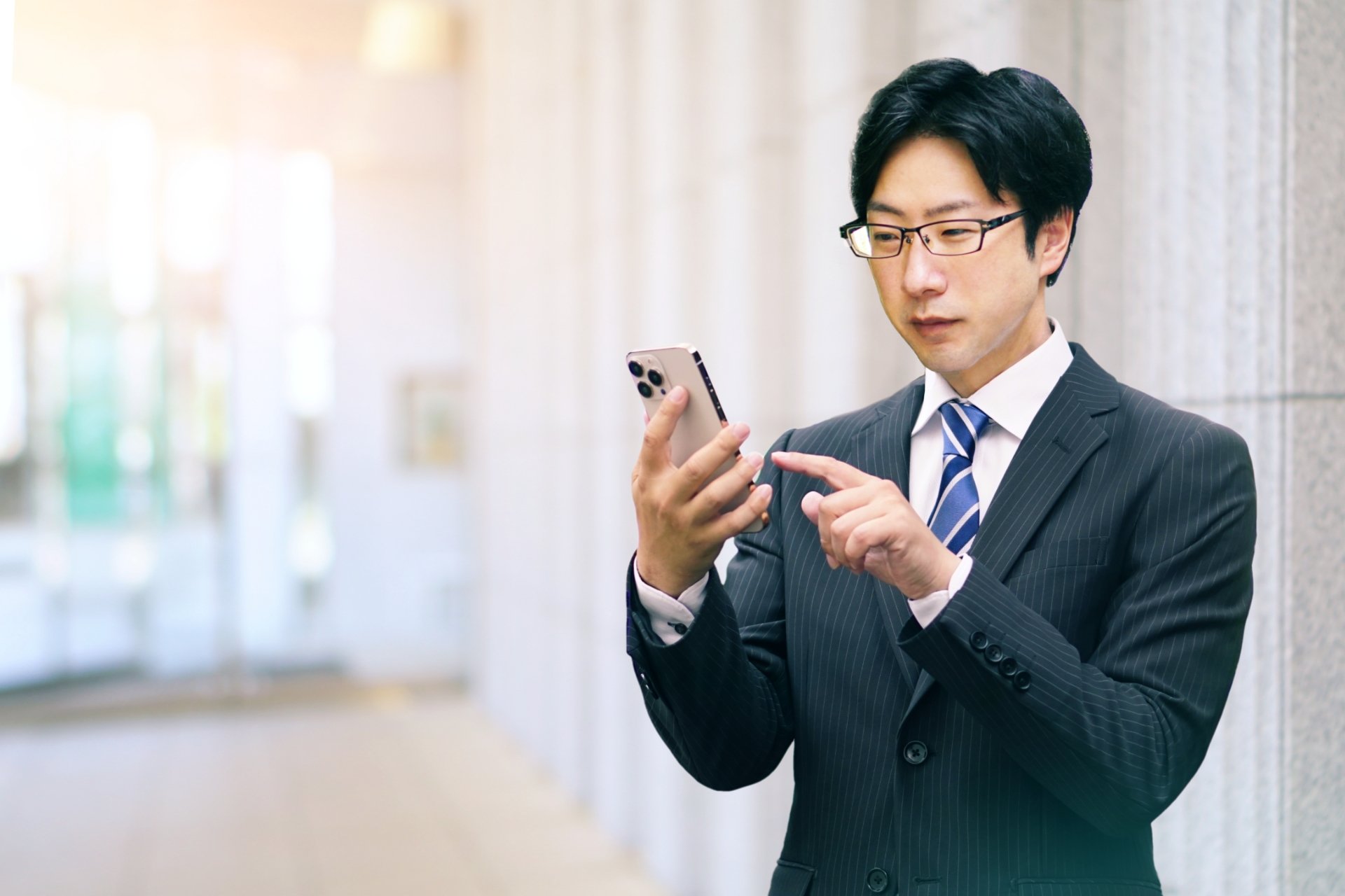 スマホでGoogleスプレッドシートを見ようとする葬儀社社員