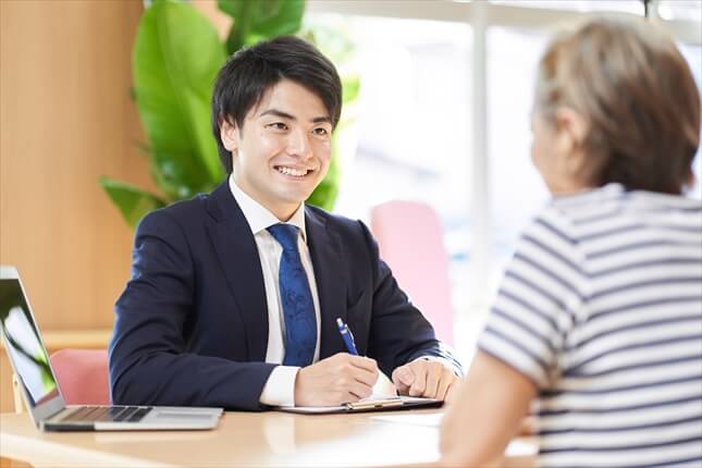 信頼度の高い葬儀社で働く若手社員のイメージ画像