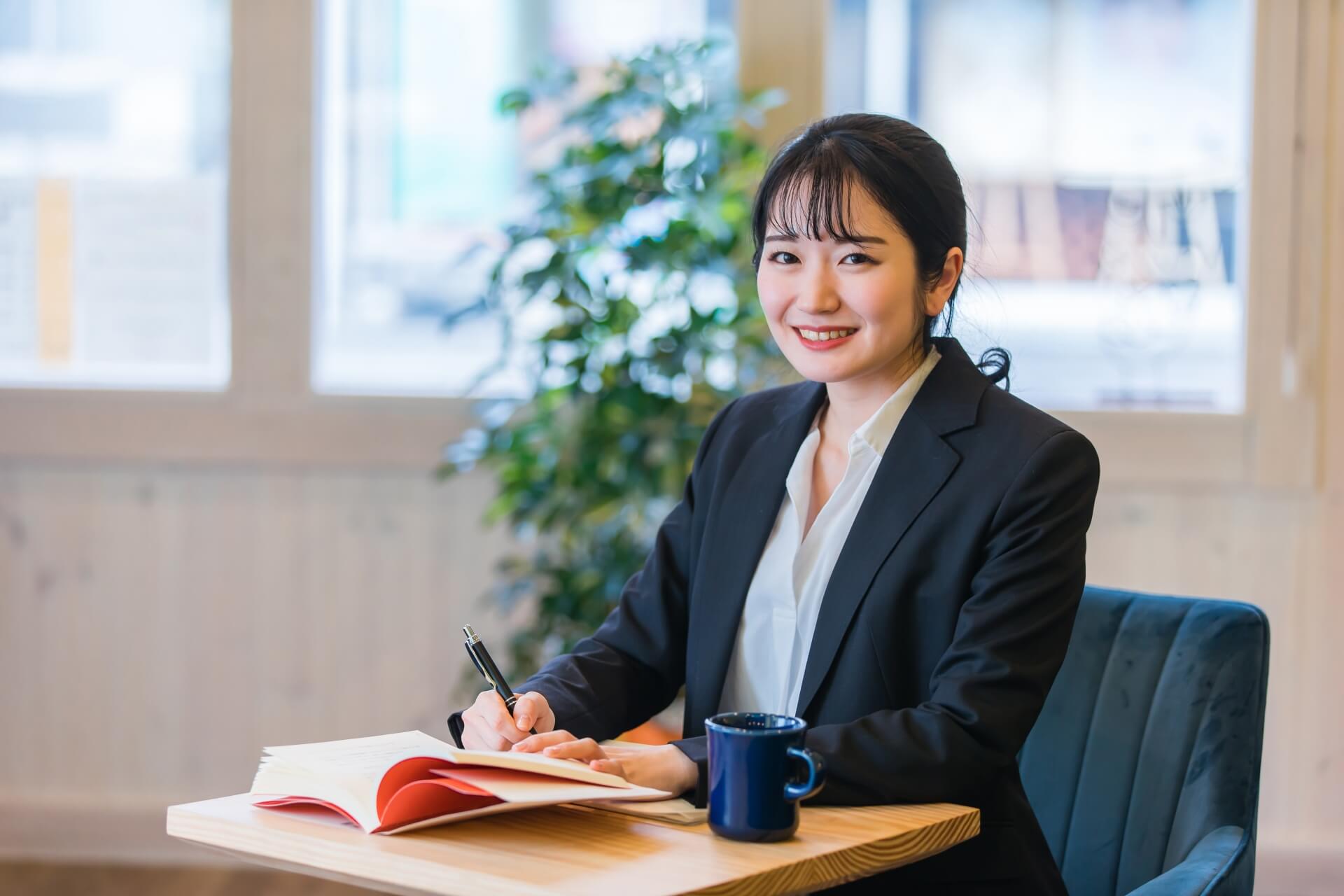 終活系資格を勉強する葬儀社スタッフ