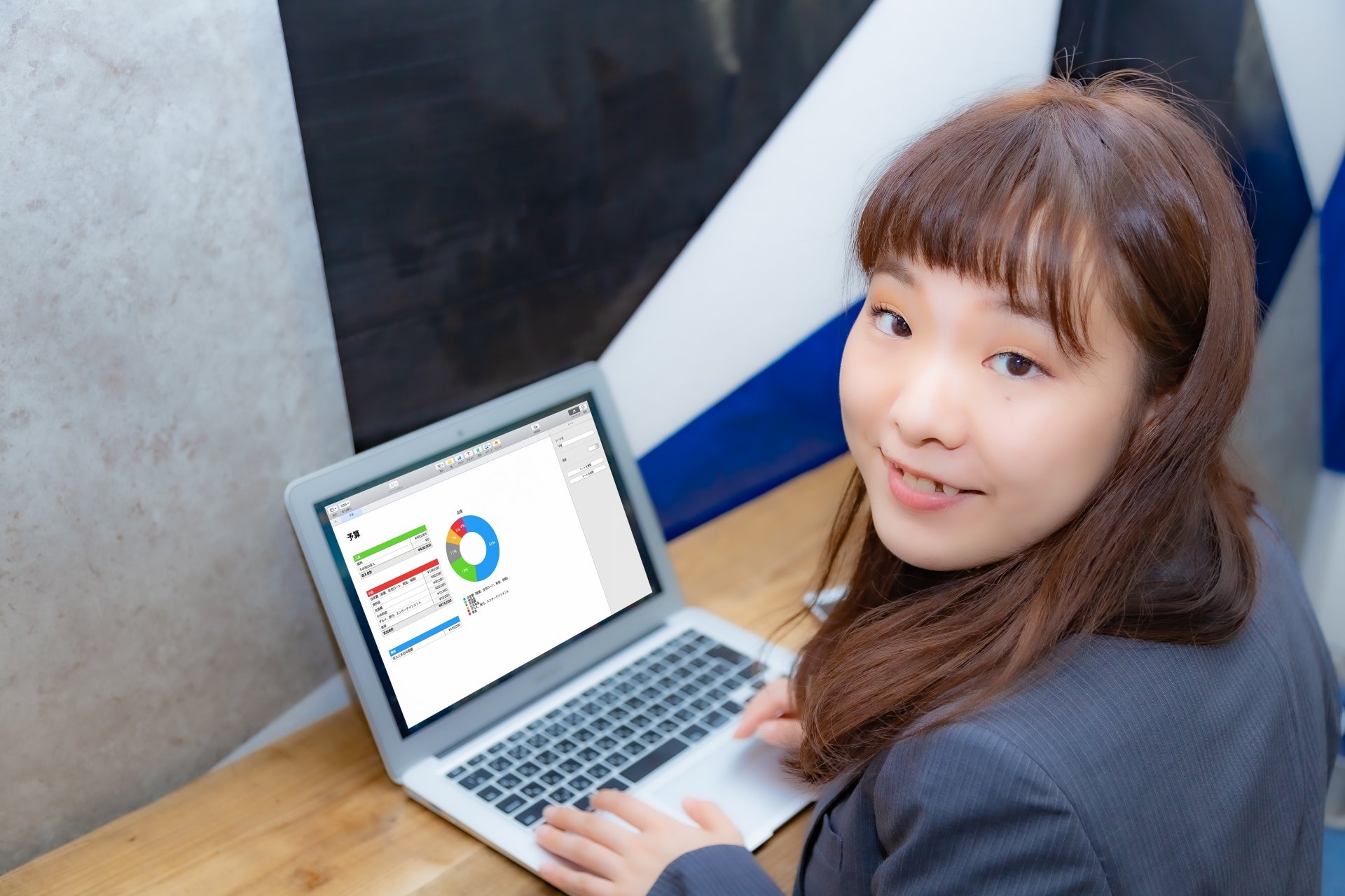 Googleスプレッドシートで競合葬儀社分析を行う葬儀社の新人社員のイメージ画像