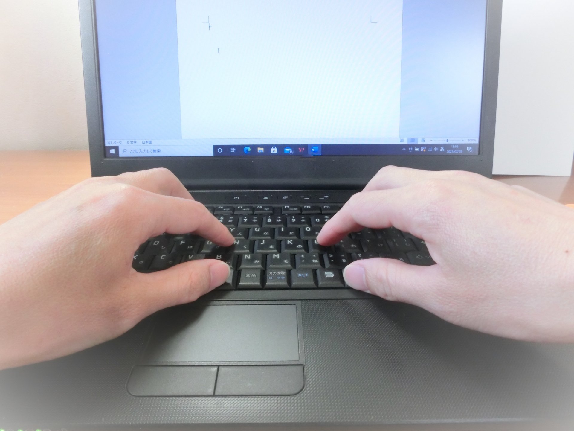 Googleドキュメントを使用する葬儀社スタッフの手