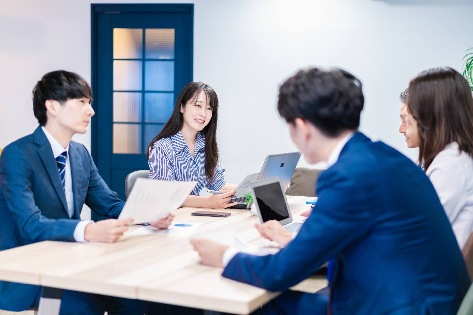 プレゼンテーションを行う葬儀社社員