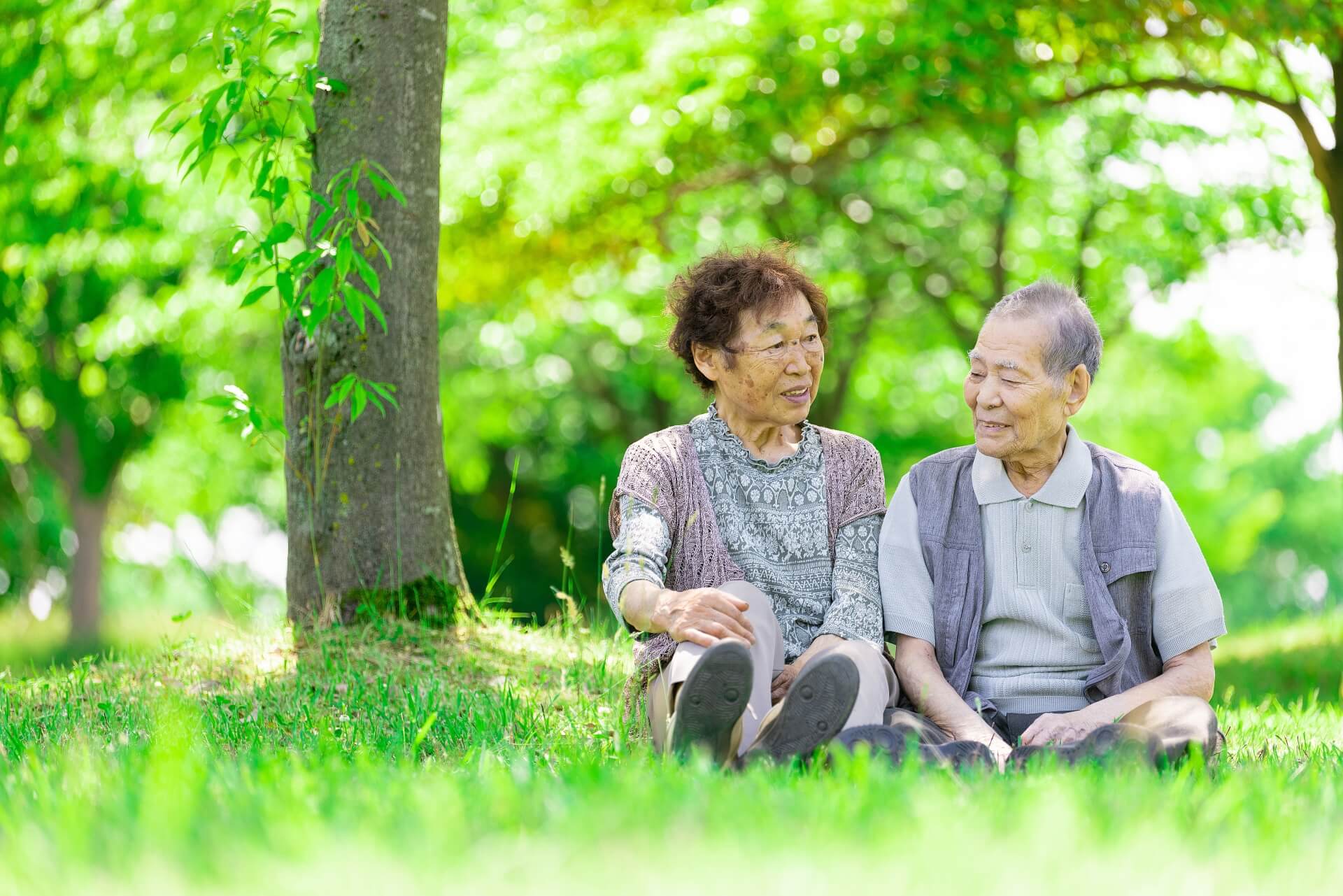 終活について話す高齢者夫婦