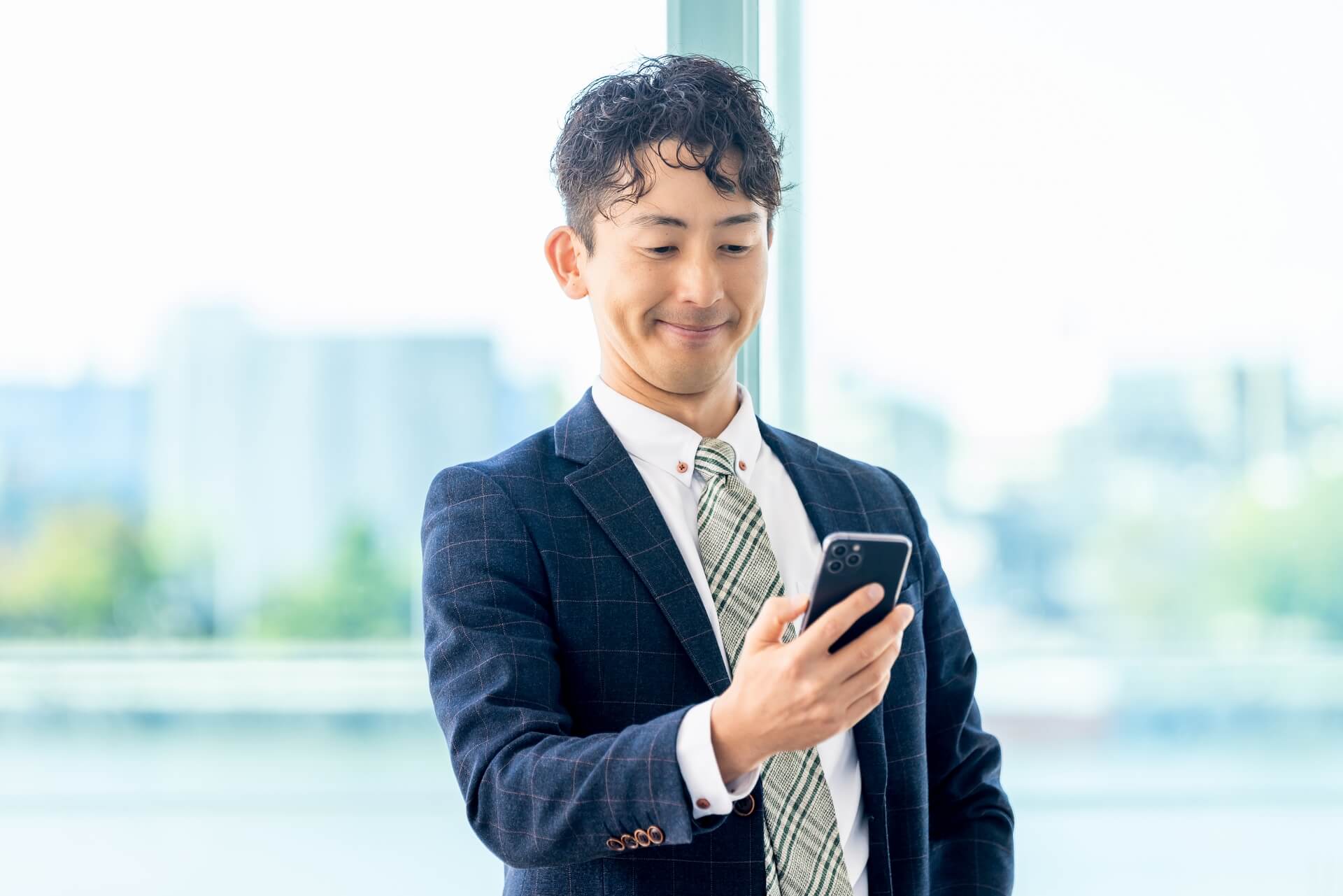 スマホからGoogleスライドをチェックする葬儀社営業社員