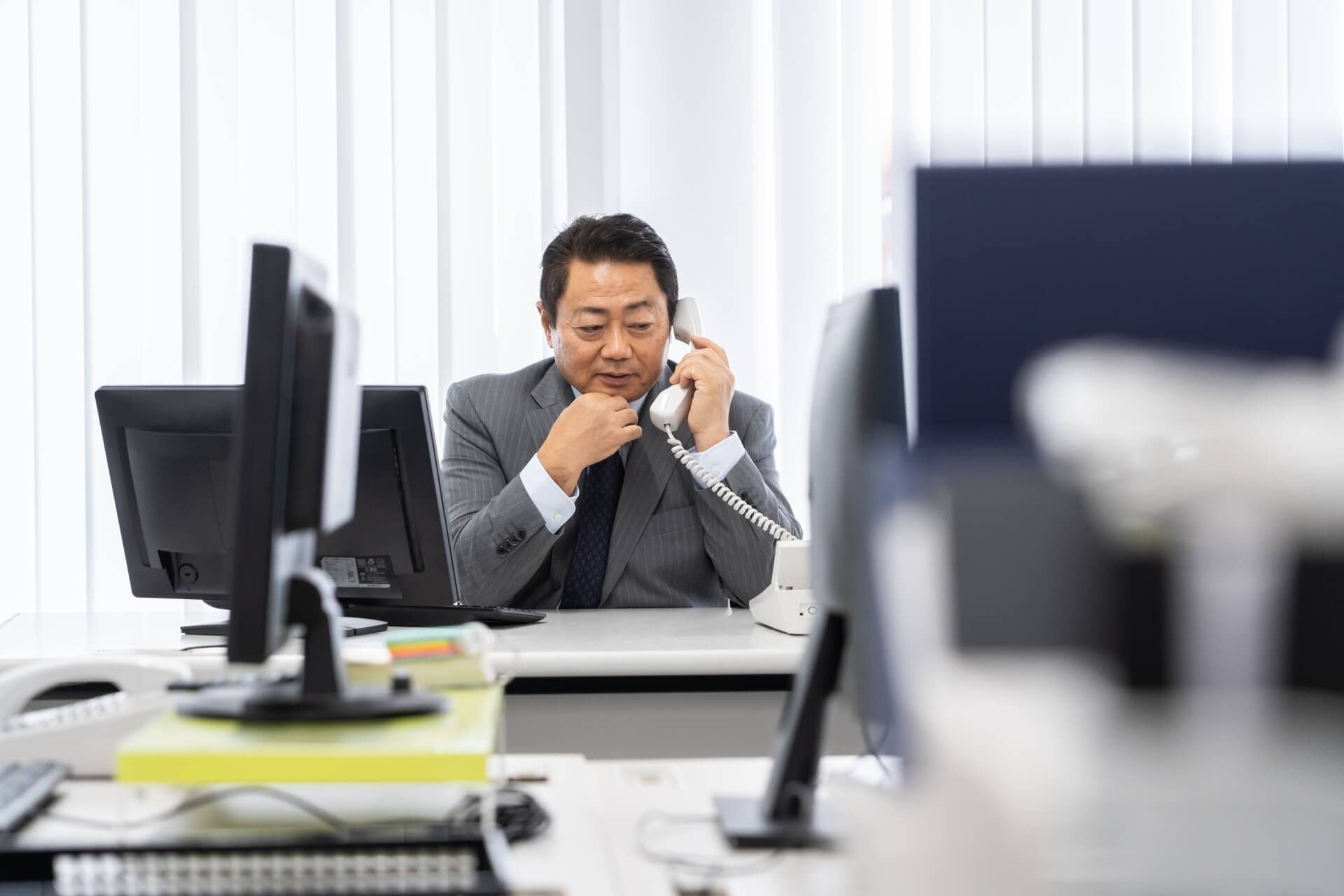 他社との差別化を検討する葬儀社幹部のイメージ画像