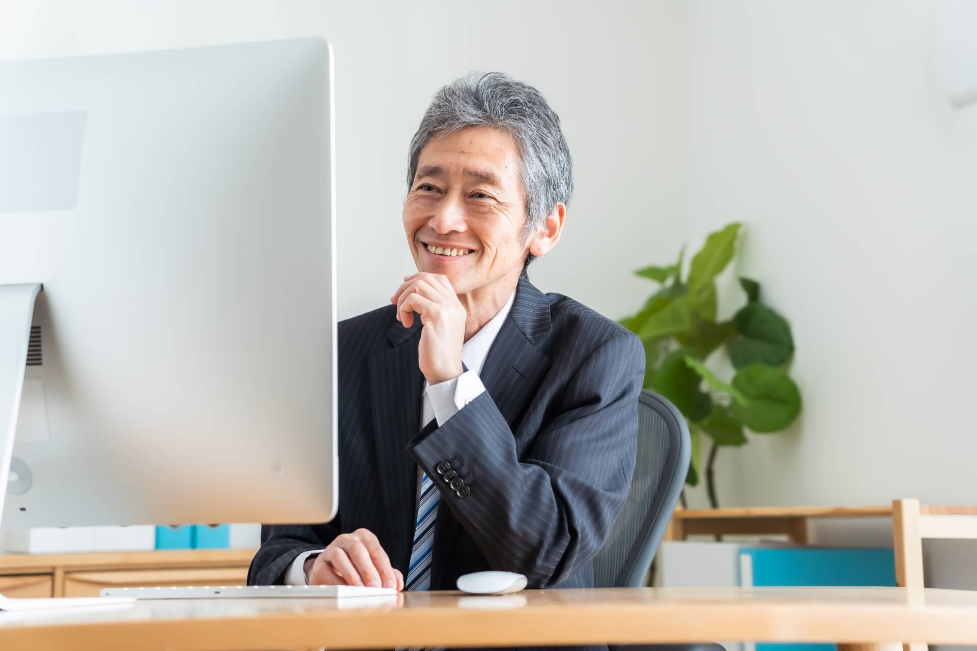 シニア採用で仏壇会社に戻ってきた男性社員のイメージ画像