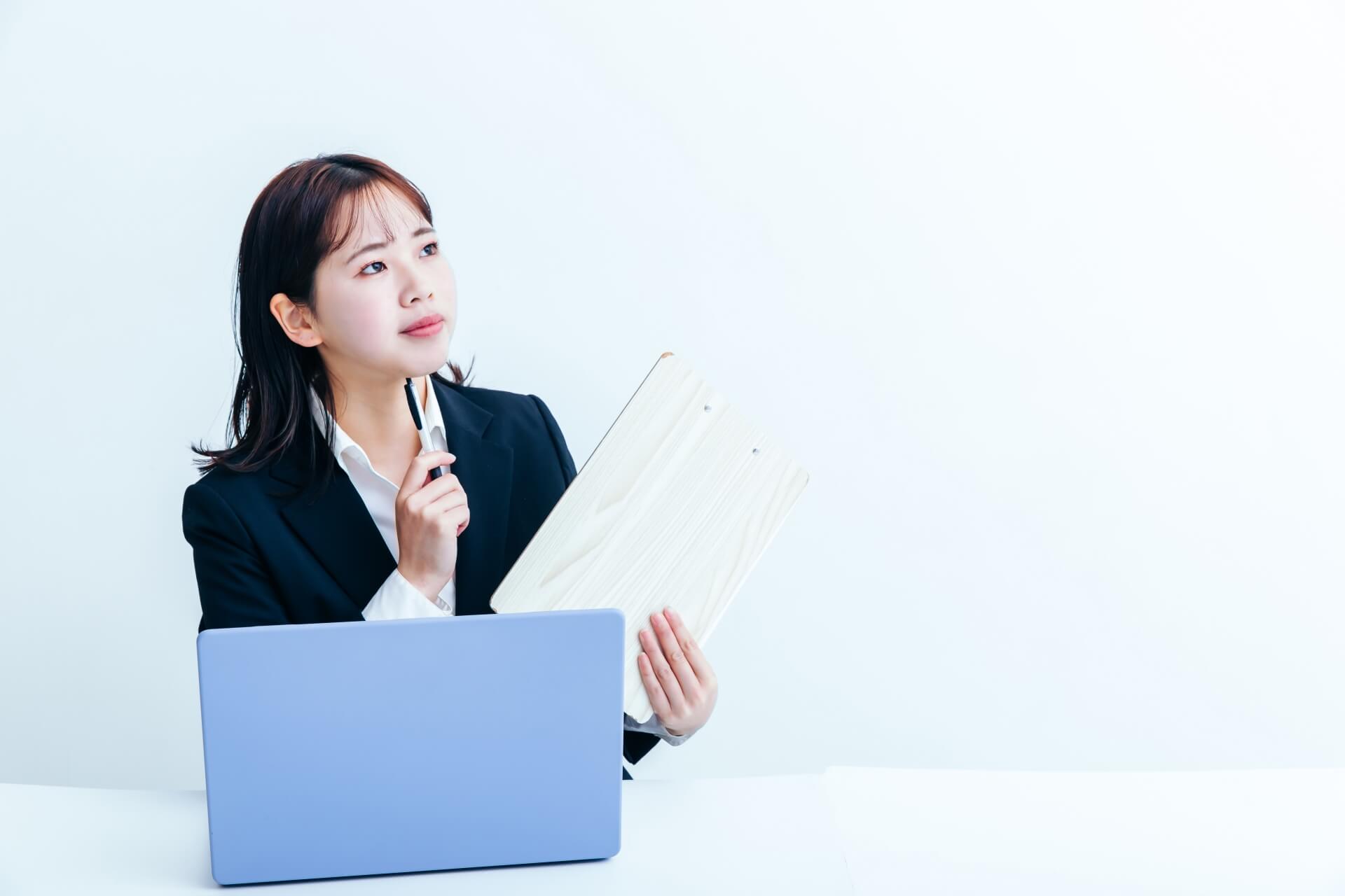 アルムナイ採用とリファラル採用の違いを調べる葬儀社の女性社員イメージ
