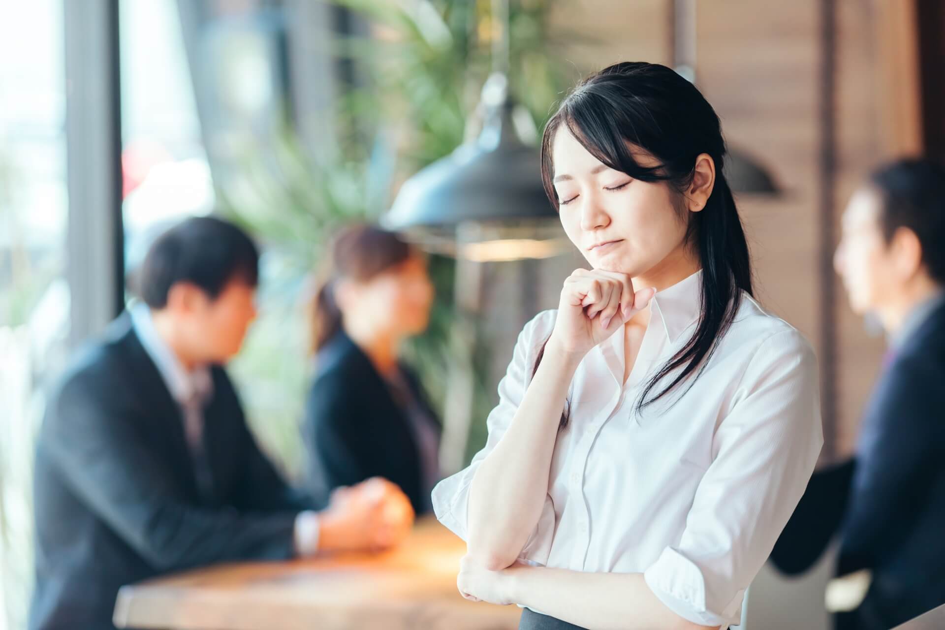 アルムナイ採用を導入したものの、デメリット対策に頭を悩ませる葬儀社の人事担当者のイメージ