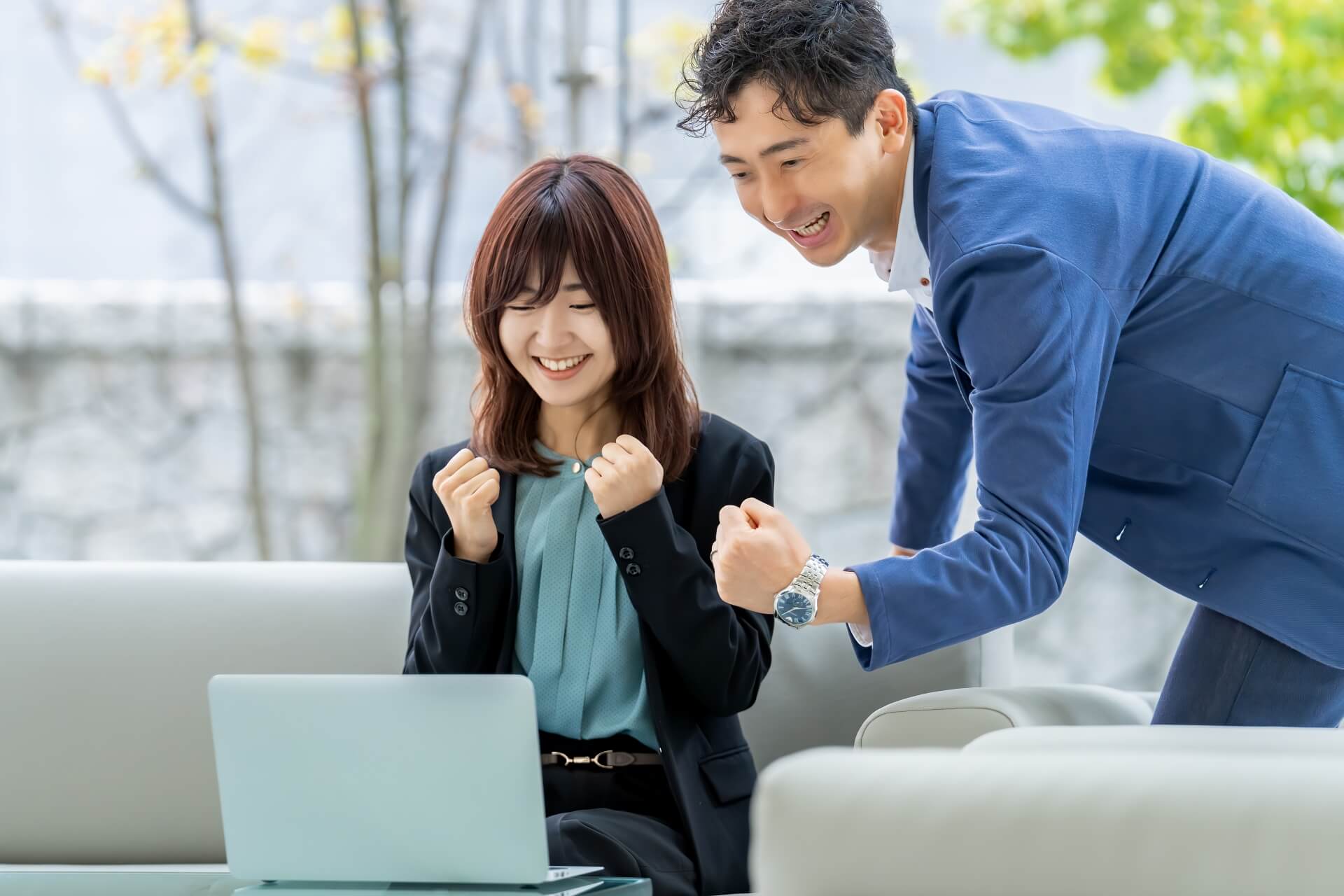 アルムナイ採用施策をとったことで人材不足を解消し、喜ぶ葬儀社の社員とコンサルタントのイメージ