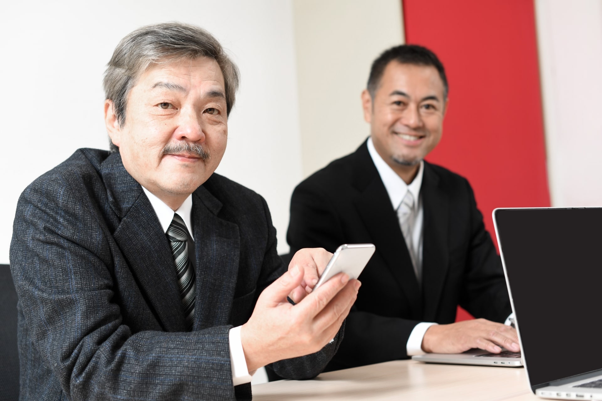 ベテラン採用で採用された葬儀社の男性社員と採用担当者のイメージ