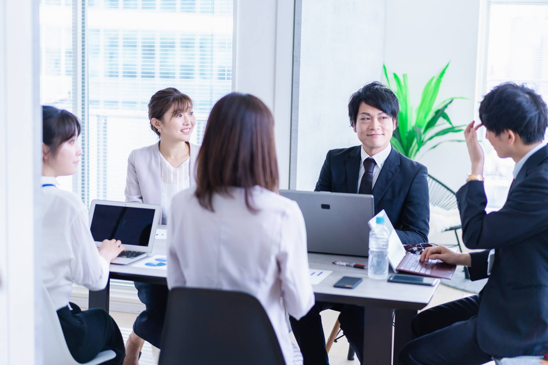 アルムナイ採用を取り入れるために外部コンサルタントを雇う葬儀社のイメージ