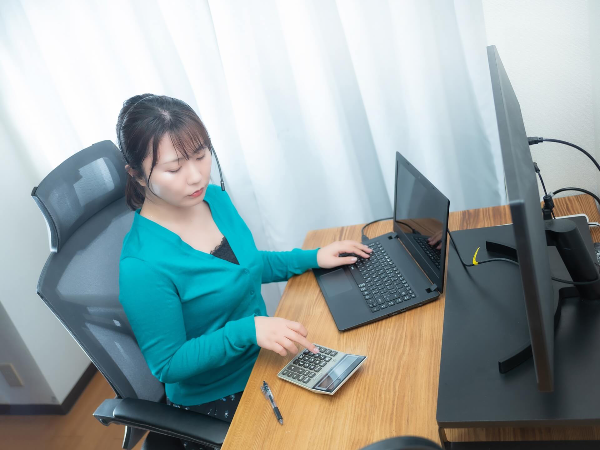 葬儀社に依頼されアルムナイネットワークを構築するIT会社の女性イメージ