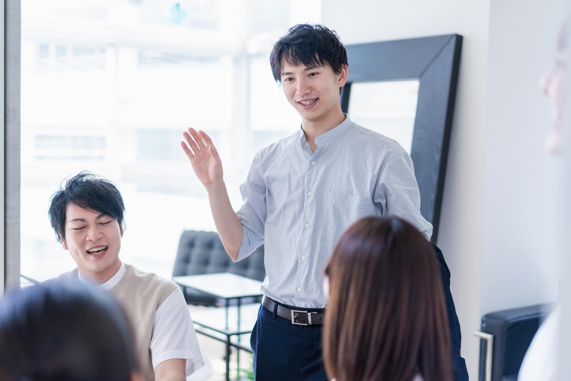 自社の業務改善を行い、意見を言いやすい環境になった葬儀社のイメージ