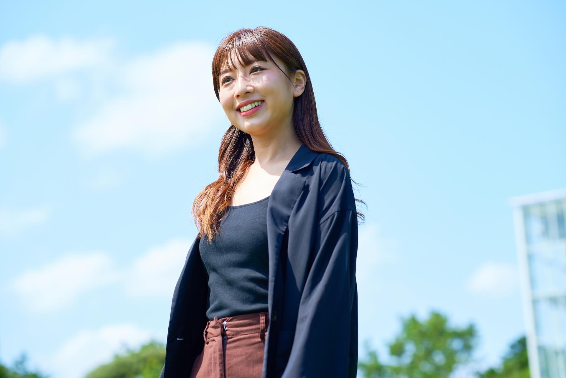 働き方改革に積極的な葬儀社に働いている女性従業員のイメージ