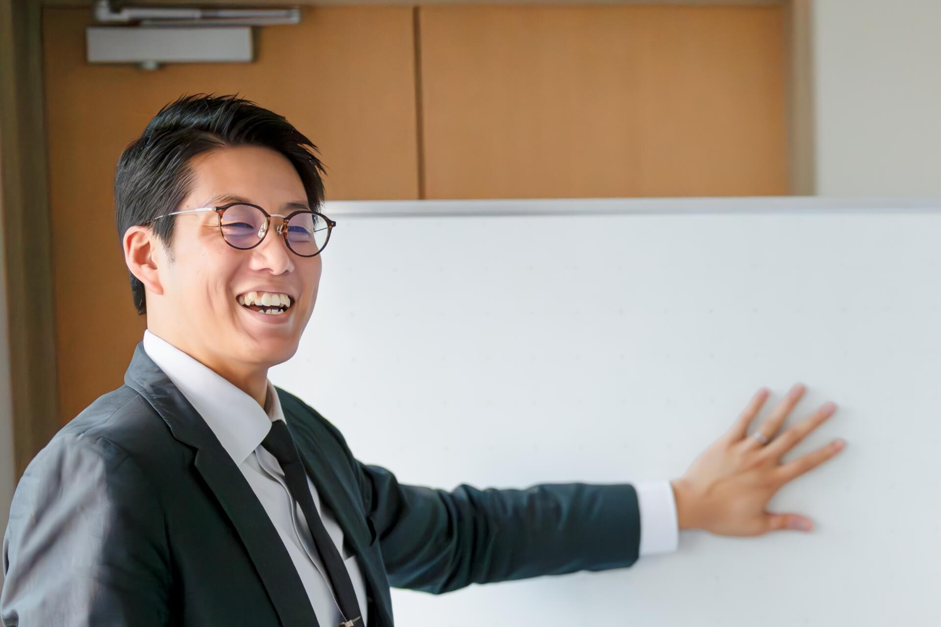 働き方改革を推奨しようとする葬儀社社員