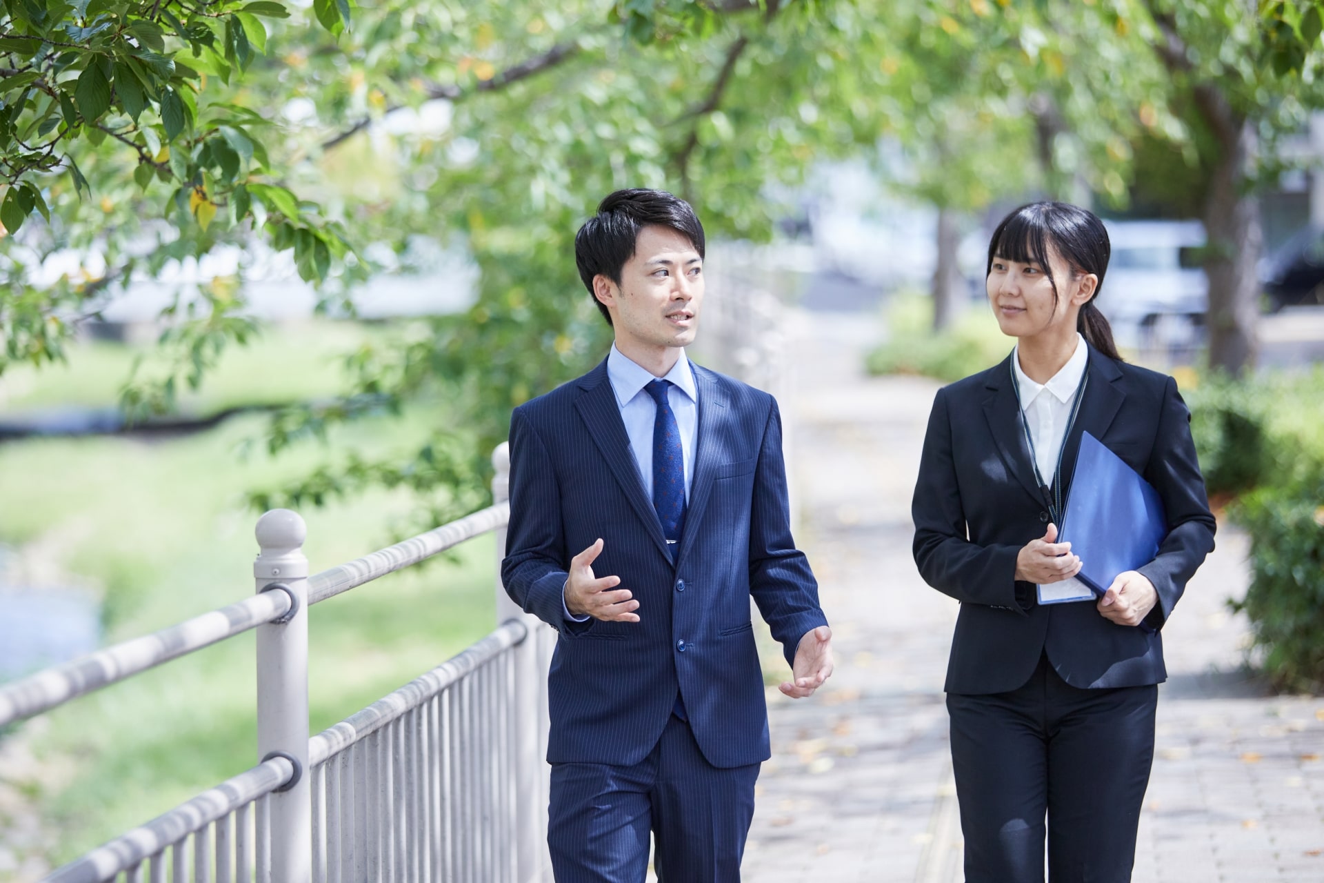 出先でクレドに即した行動を心がける葬儀社の若手社員のイメージ