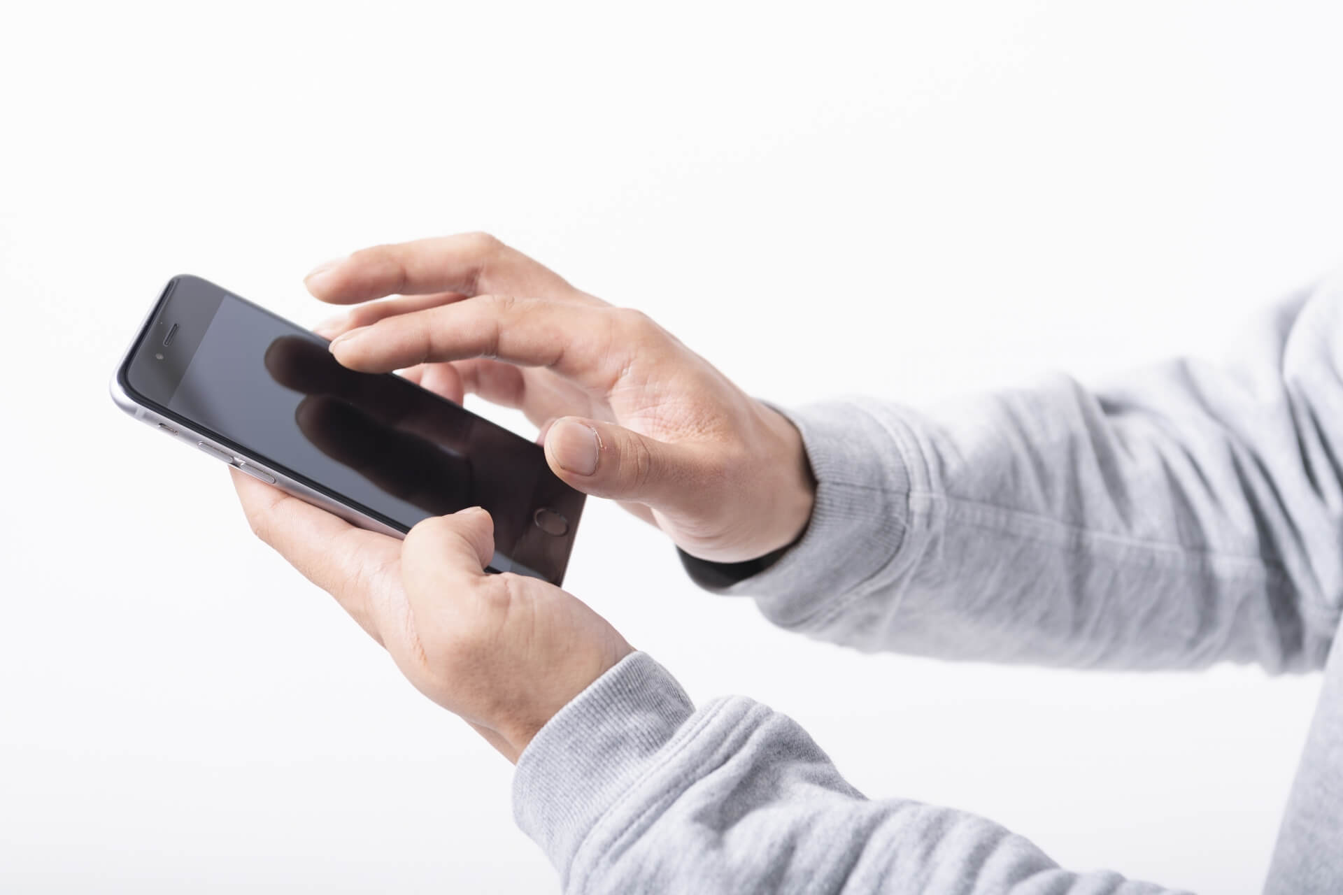 スマートフォンを扱う高齢男性の手