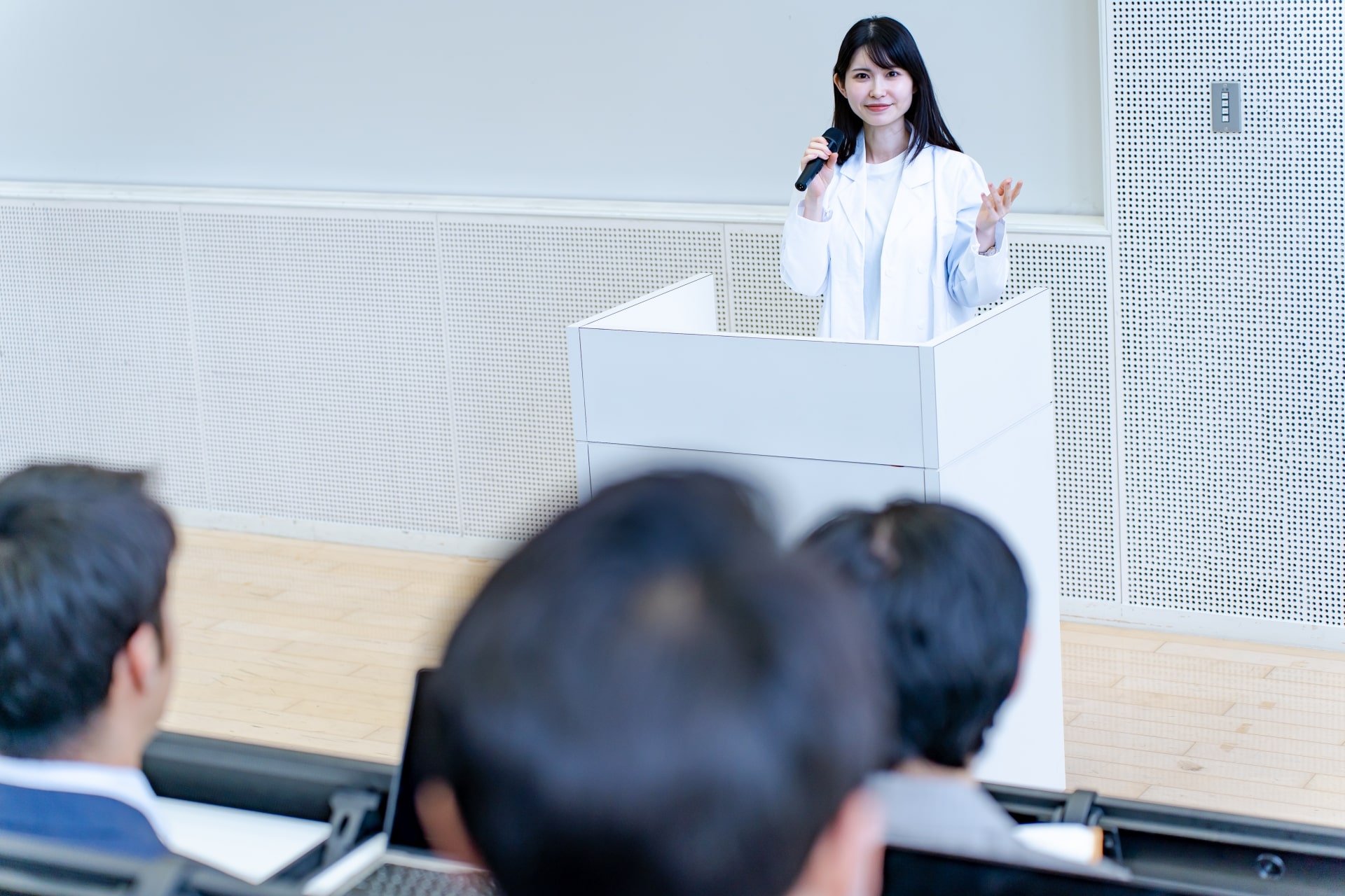 クレド作成の経緯を全社員にプレゼンテーションする葬儀社の現場女性社員