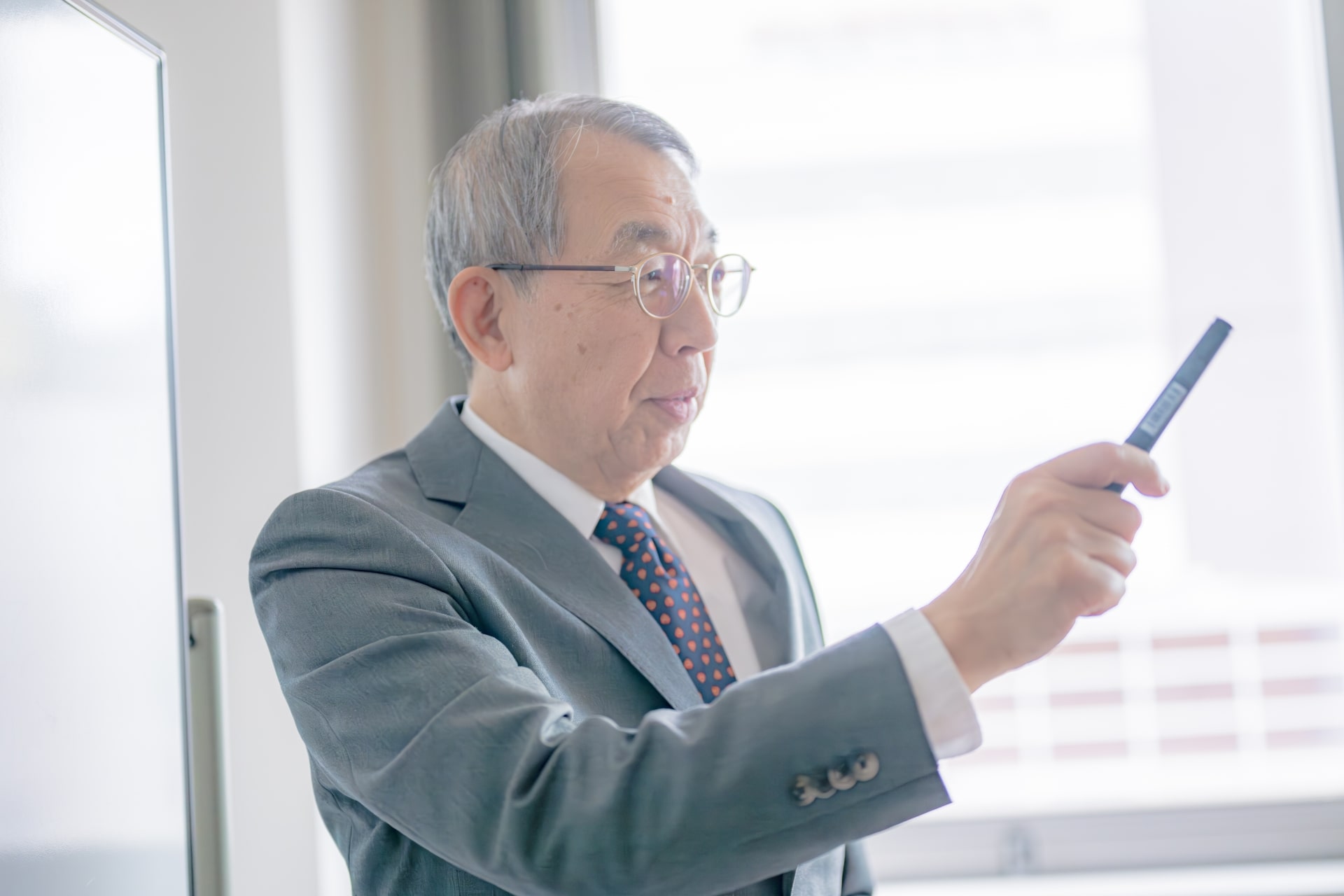 自社の経営方針についてクレド作成チームからの質問に回答する葬儀社社長