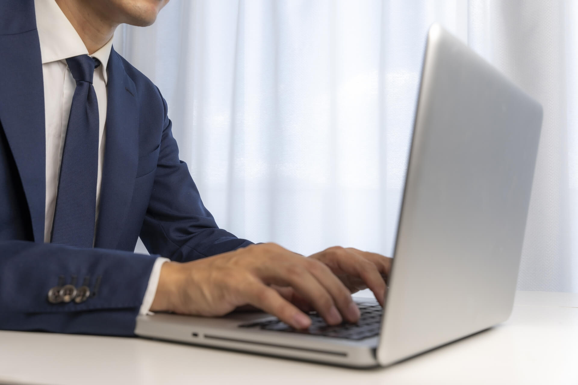 パソコンからLINE公式アカウントへログインし、分析をする葬儀社社員