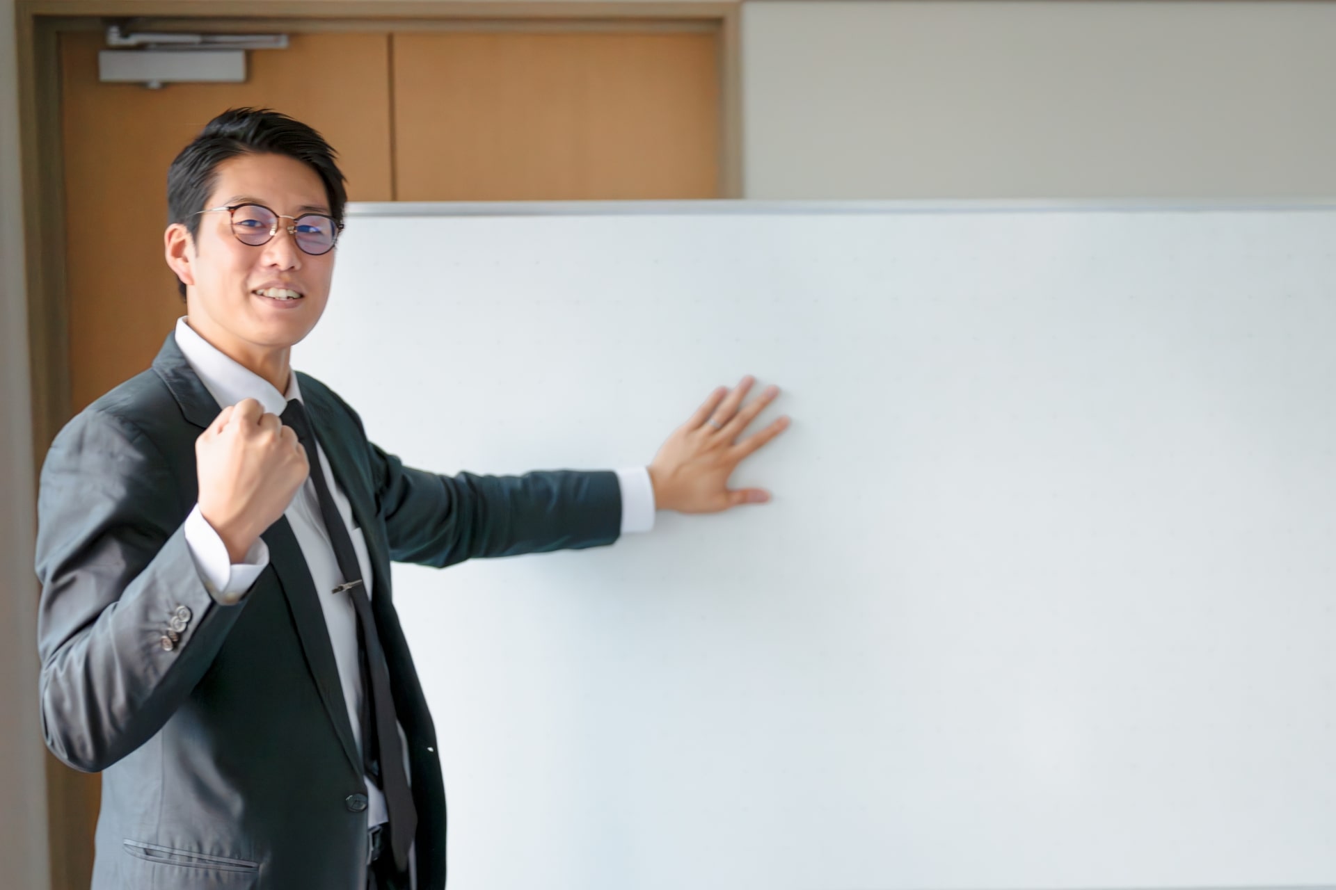 集めた情報や調査結果をもとにクレドを文章化しようとする葬儀社のクレド作成チームの男性社員