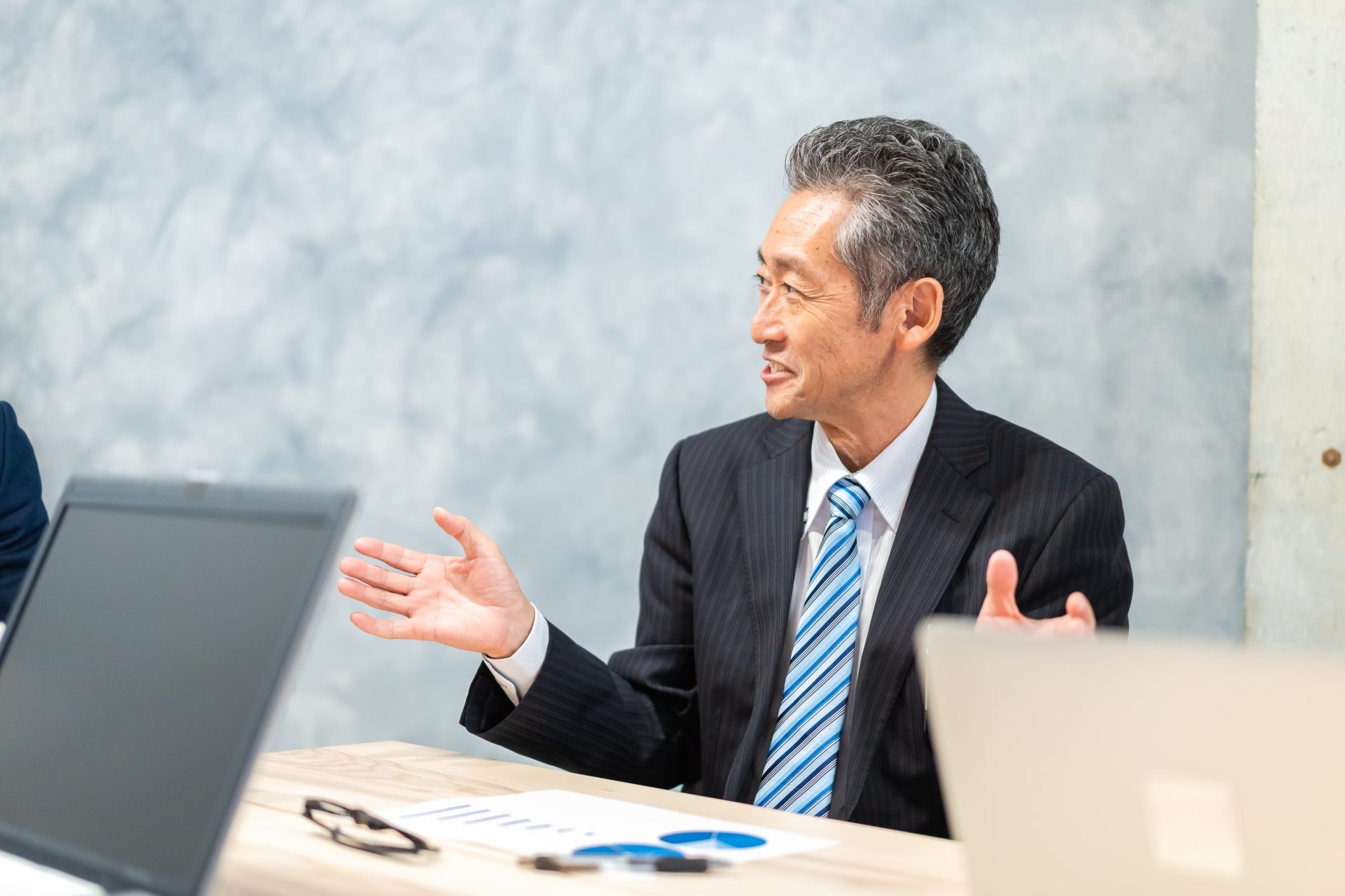作成したクレドについて修正・改善内容について話す葬儀社の常務
