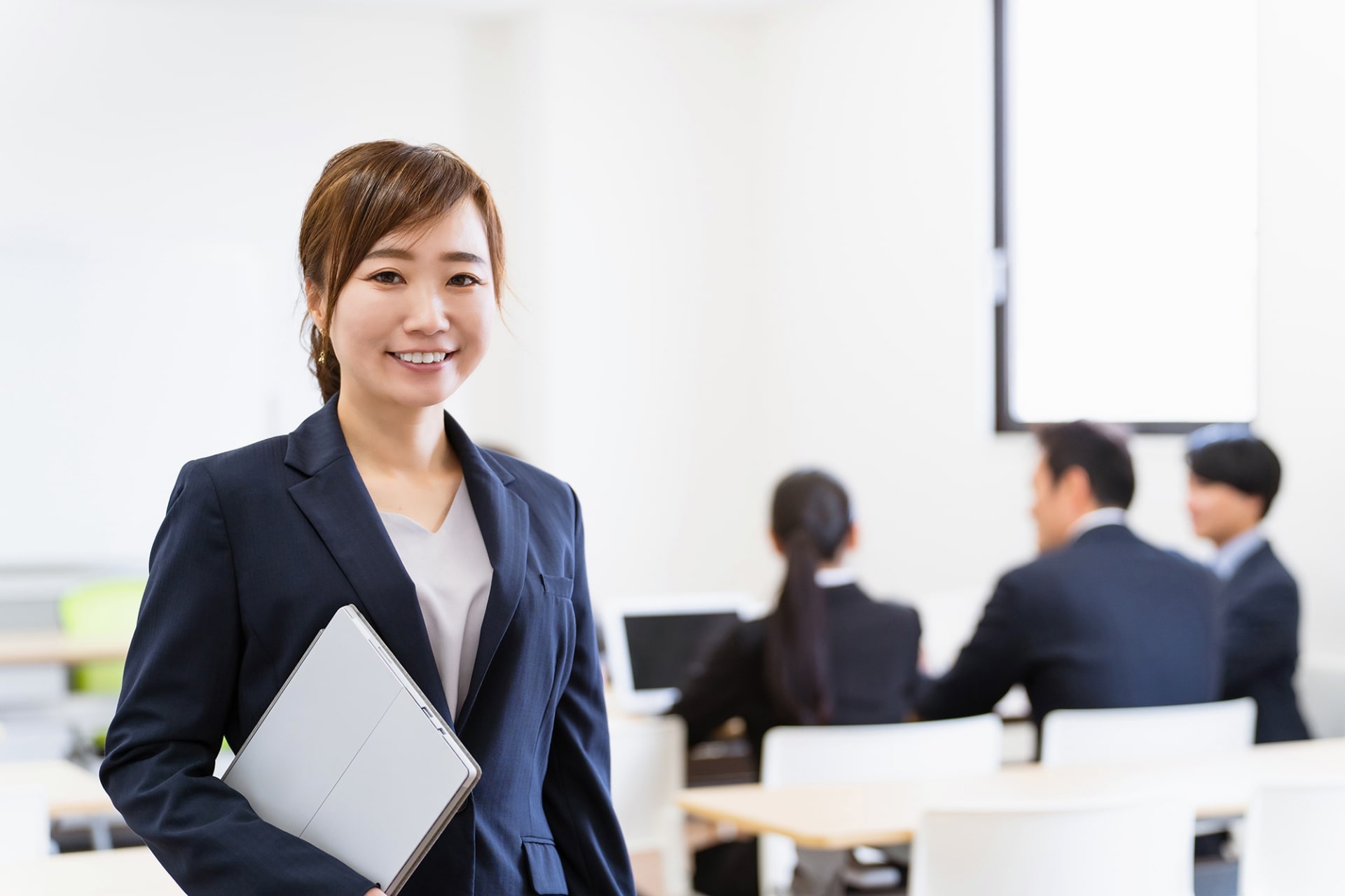 クレドの発表会を行う準備をする葬儀社の若手女性社員