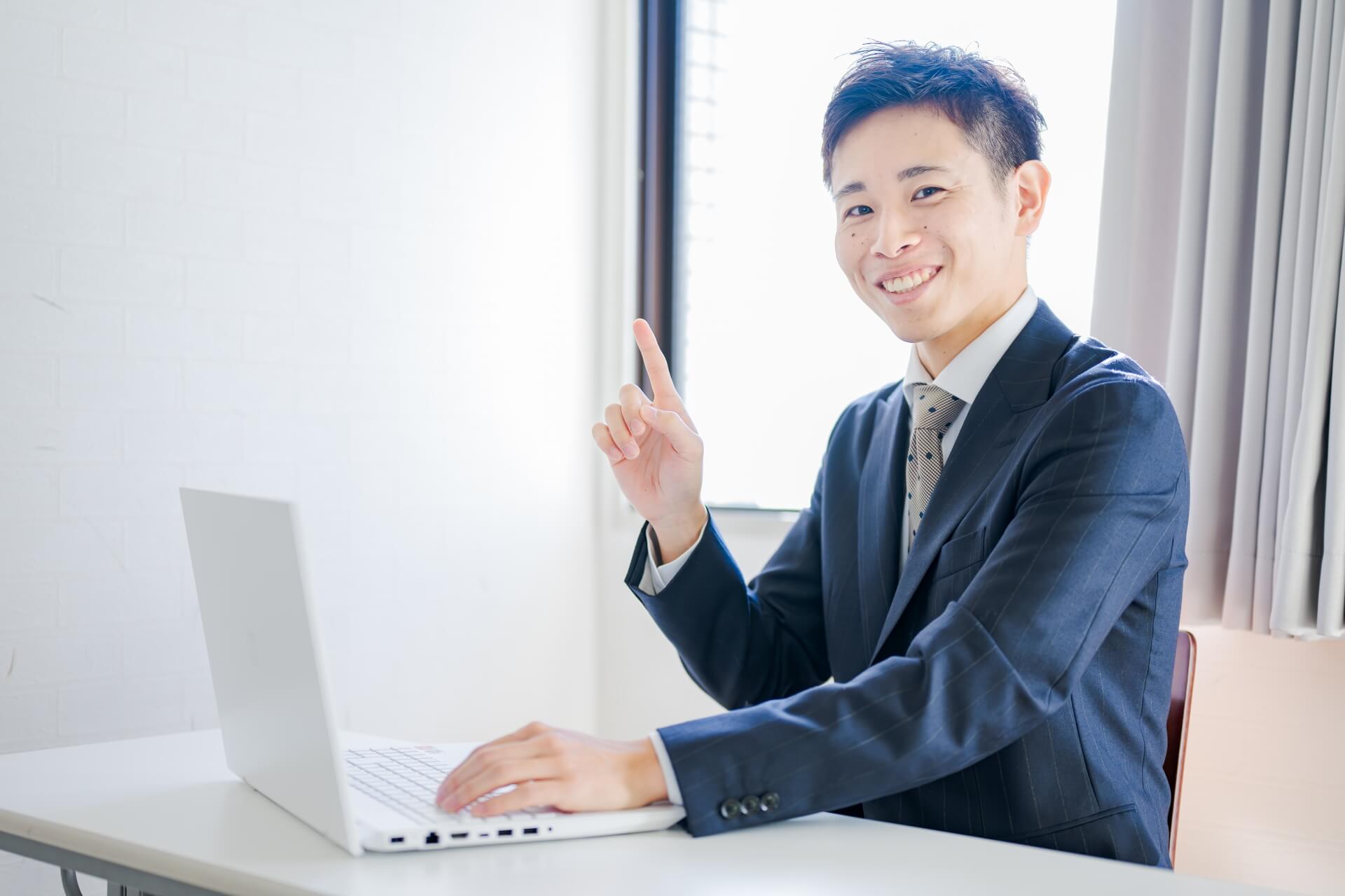 葬儀社に手元供養紹介ページについてアドバイスするWeb制作会社の社員
