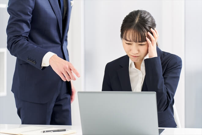 手元供養についてページを作成しているものの知識がなく悩む葬儀社社員