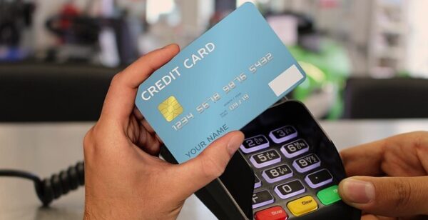 クレジットカード決済をする顧客の画像