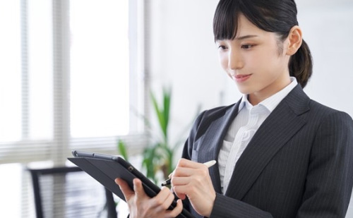 お客さまのお話にしっかり耳を傾けるスタッフ