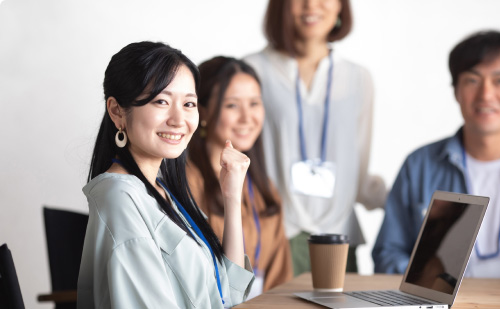 粘り強く問題に取り組む専門スタッフ