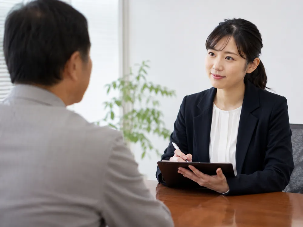 お客さまのお話にしっかり耳を傾けるスタッフ