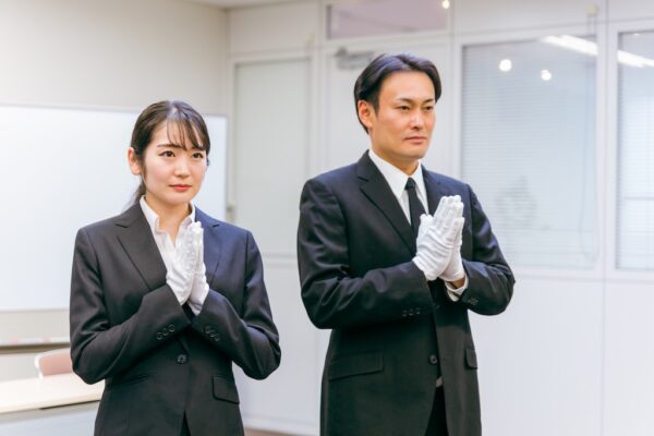葬儀社のユニフォームをオーダーメイドできる業者｜支給する重要性や注意点についても解説