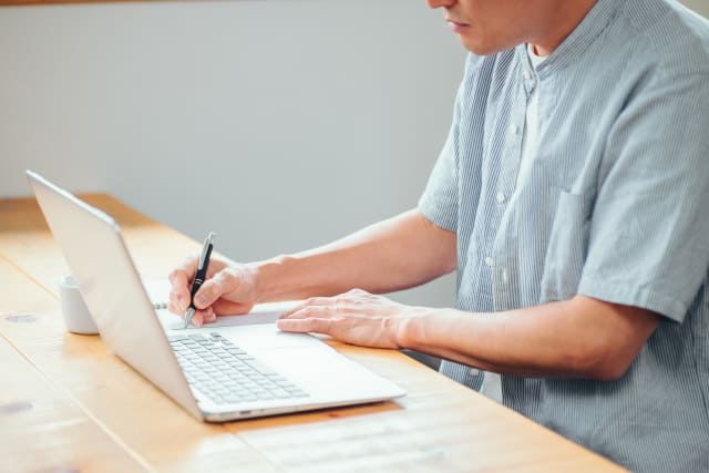 メモをする男性